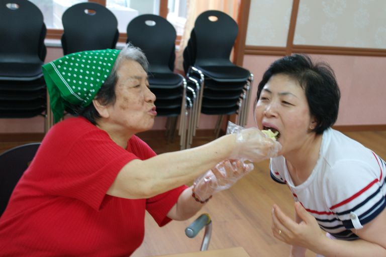 저희 어르신들 프로그램 활동 동영상이예요